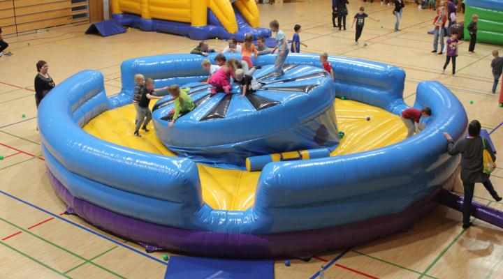 Barn hoppar i bungy-trampolinen hos Hopsis